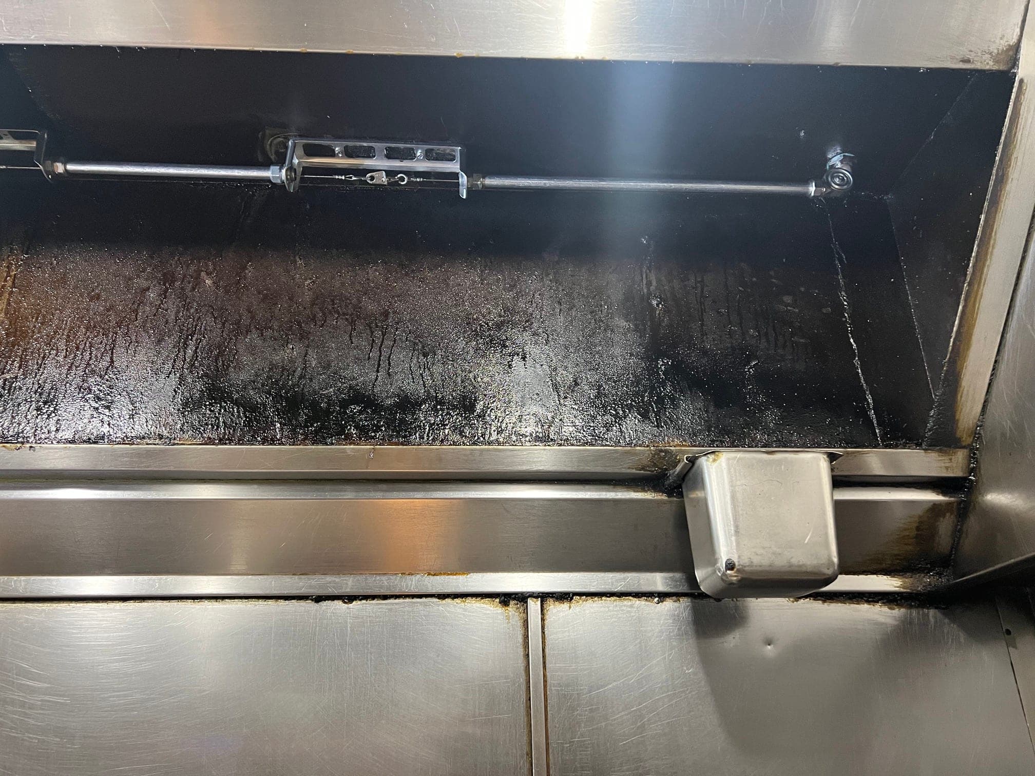 Detection bracket with fusible link mounted inside the hood, corner pulley box at the right